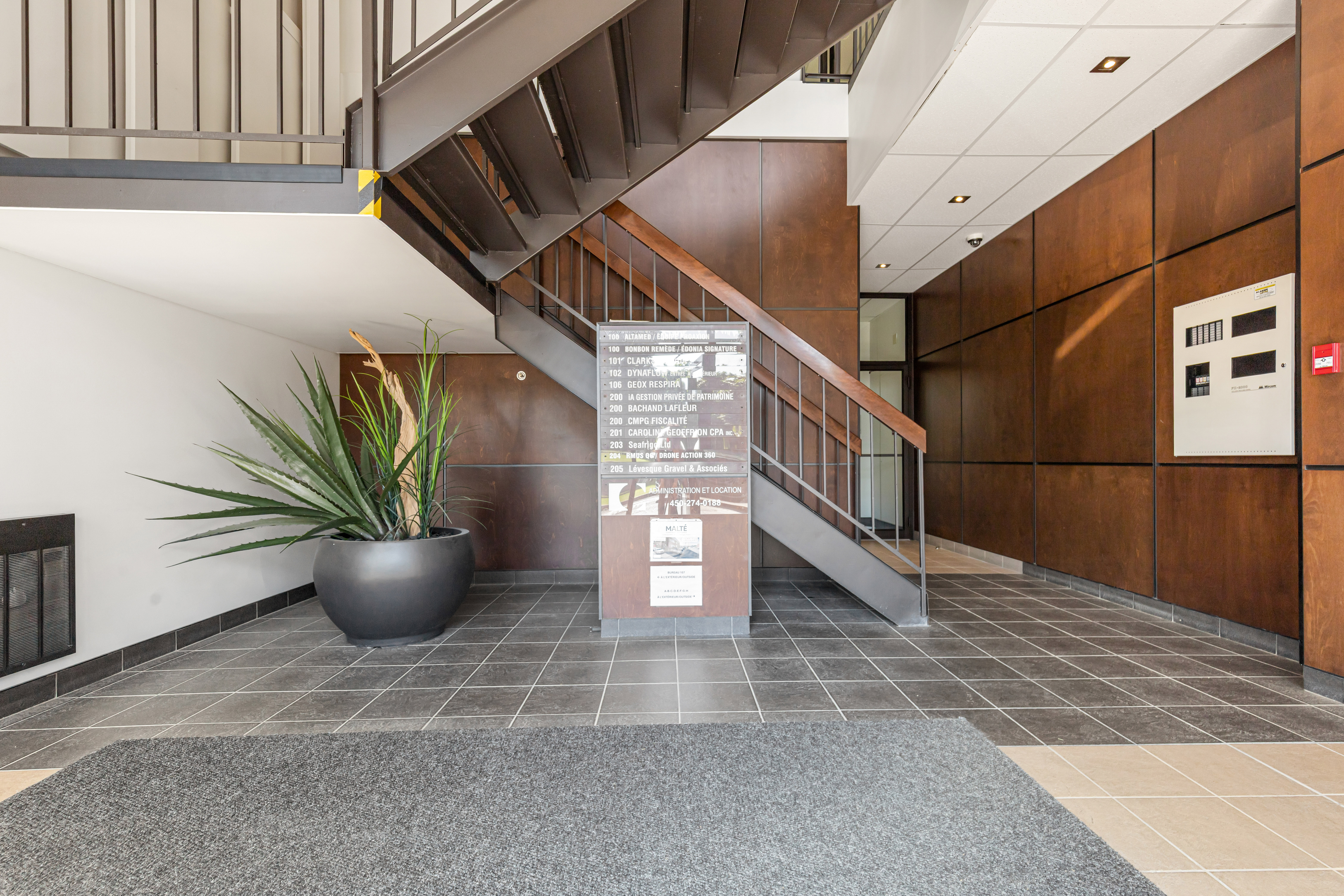 04_151 Bd de Mortagne, Boucherville.jpg